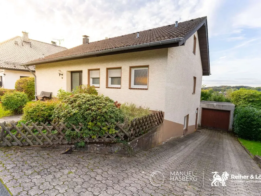 Einfamilienhaus in Kürten, Biesfeld: Außen Straßenansicht mit Einfahrt und Garage